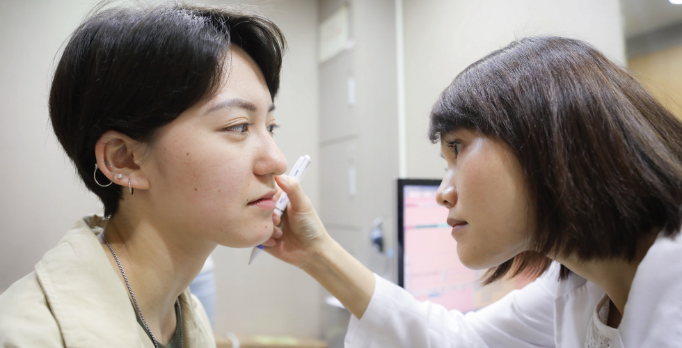 醫師仔細看著我的痘疤及粉刺,推薦了最適合我膚質的杏仁酸療程;也貼心的寫下濃度及停留時間,皮膚科真的連小細節都注意!